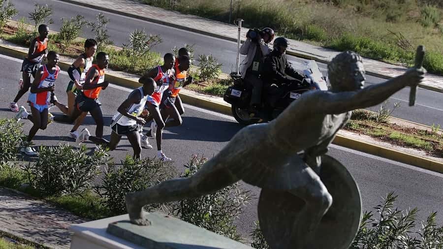 Filípides anunciando la victoria, Jean-Pierre Cortot, 1834, Museo del Louvre. Filípides de Atenas